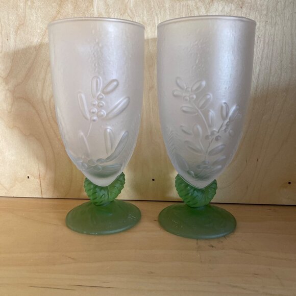 Pfaltzgraff Winterwood Green Frosted Goblets Set of 2 Sculpted Footed Glasses - Picture 3 of 9